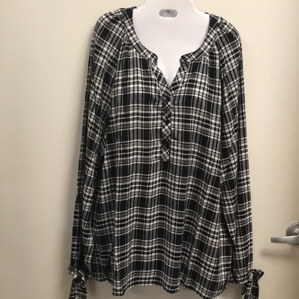 Black/white plaid long sleeve top.